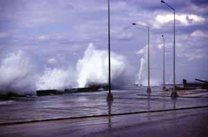 2001_cuba_habana_malecon_ola_skizzo