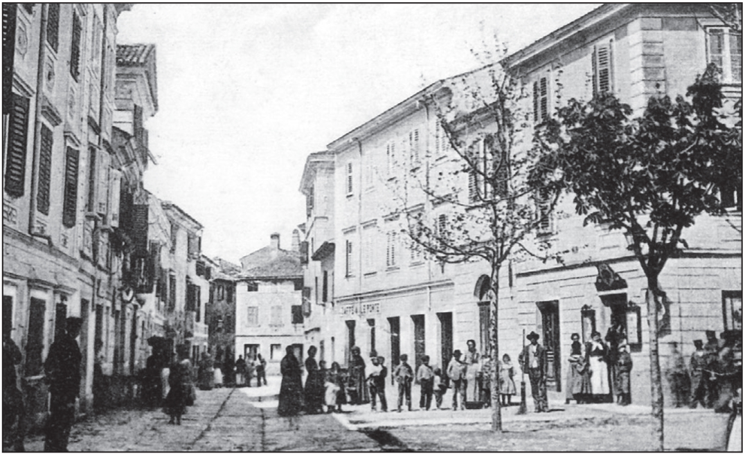 In una foto d'epoca, via Oberdan - sullo sfondo l'inizio di via Pietro Coppo (Contrada de l'Ospedal)